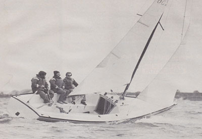 Sonar Exterior Back Sailing